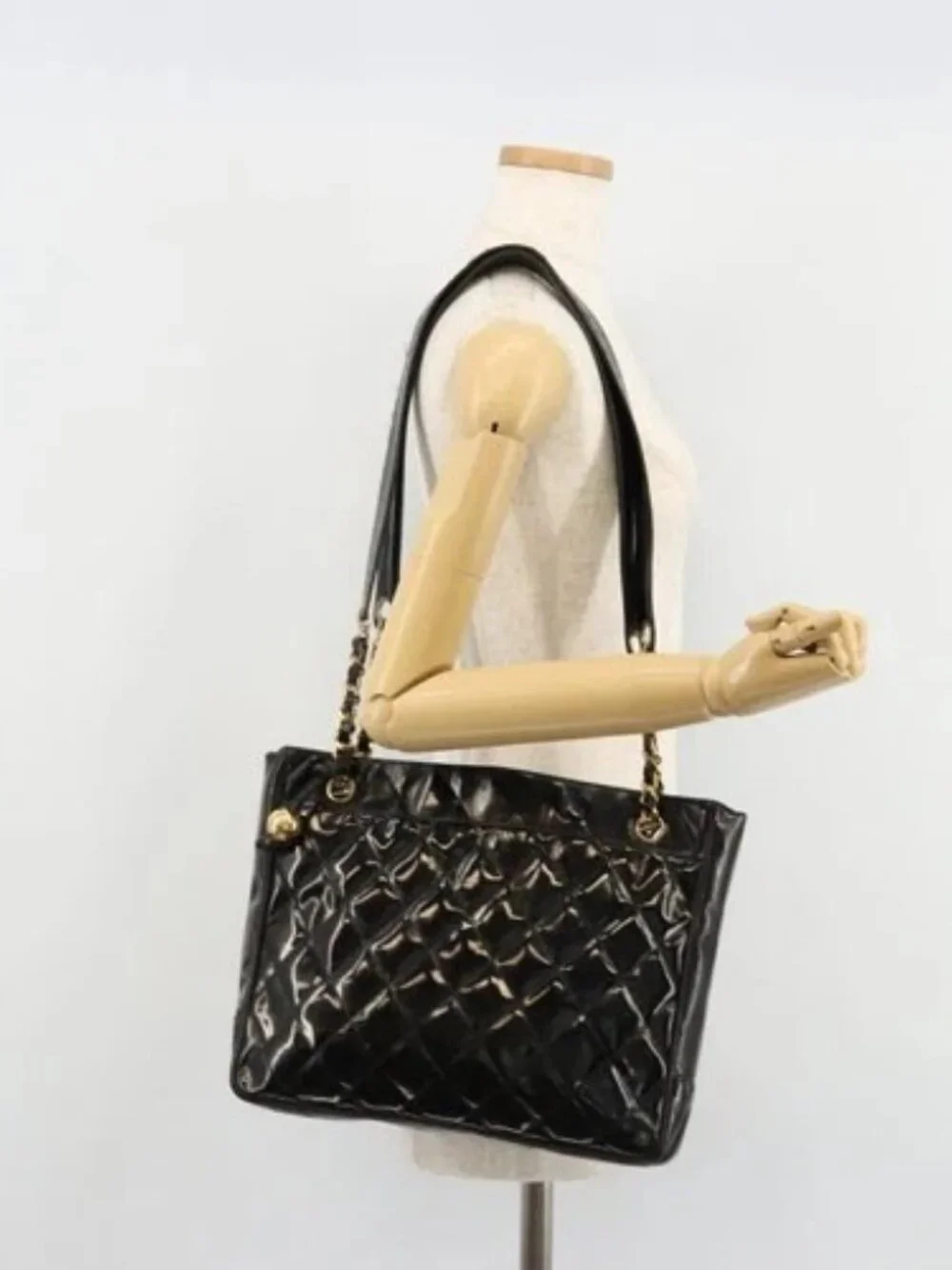 CHANEL Matelasse Chain Tote Bag Patent Leather Black Gold CC Auth bs35172
